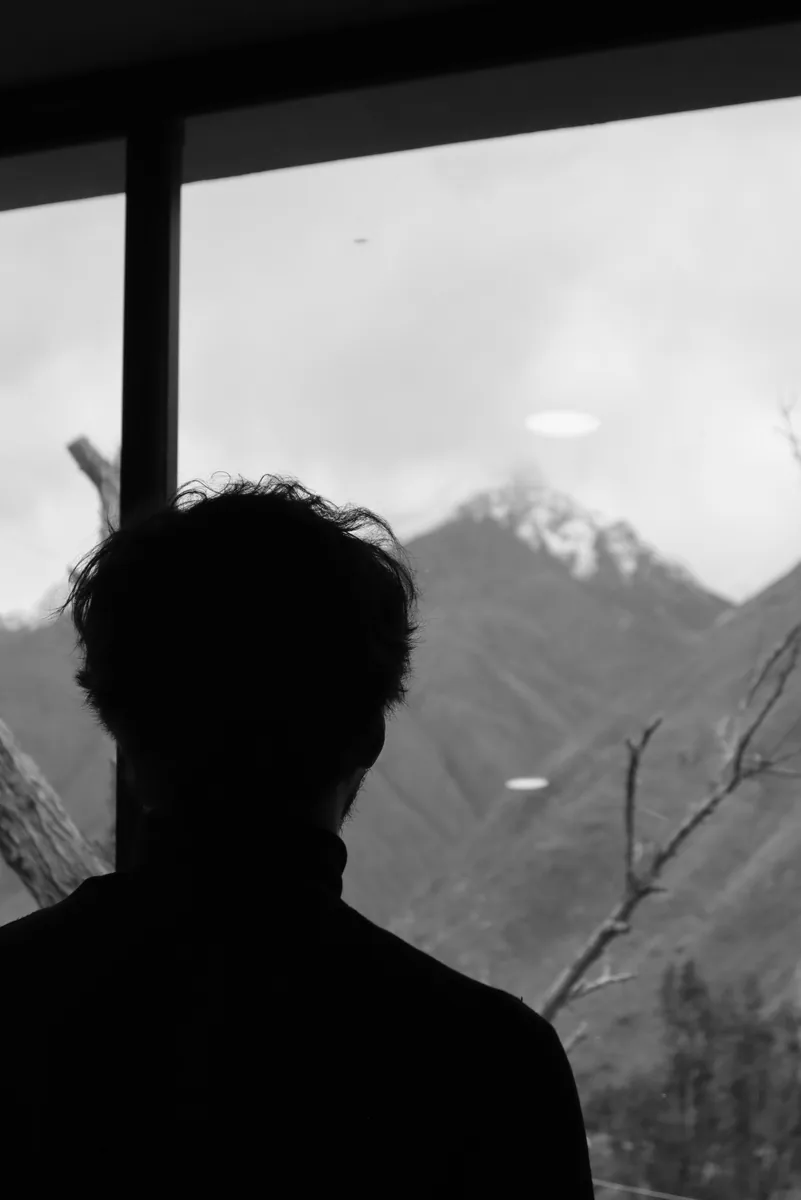 Carlos Moscoso frente a la ventana, con la montaña al fondo
